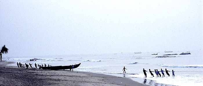 Fischer am Strand von Anomabu (Ghana)