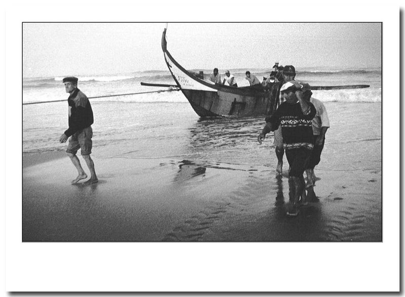 Fischer am Strand von Vagueira