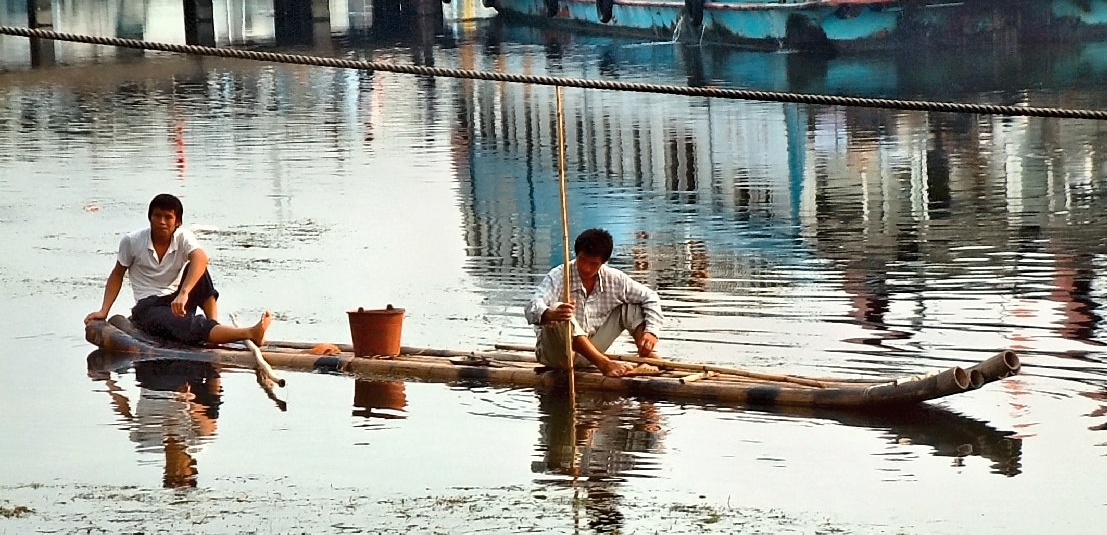 Fischer auf Bambusfloß