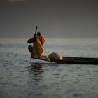 Fischer auf dem Bug seines Bootes auf dem Inle See