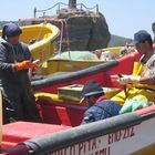Fischer bei der Nacharbeit am Pazifikstrand in Chile