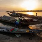 Fischer die am frühen Morgen ihren Fang in der Tam Giang Lagune bei Hue Vietnam anlanden