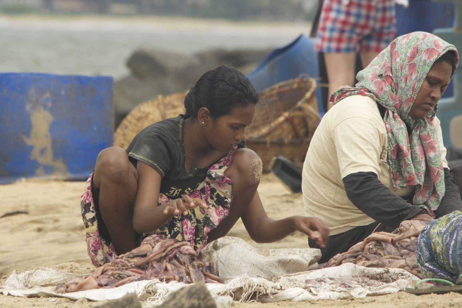 Fischer Frauen entfernen den Fang aus den Netzen