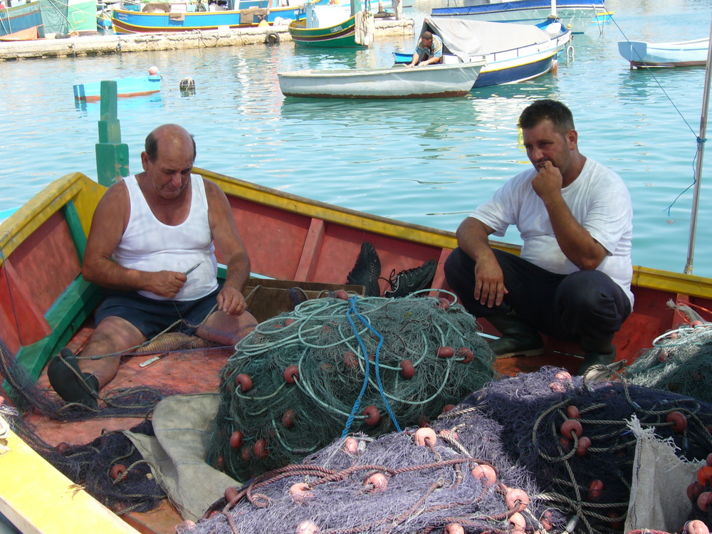 Fischer im Hafen von Marsaxlokk von Malta