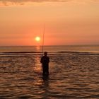 Fischer im Meer bei Sonnenuntergang