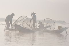 Fischer im Morgennebel