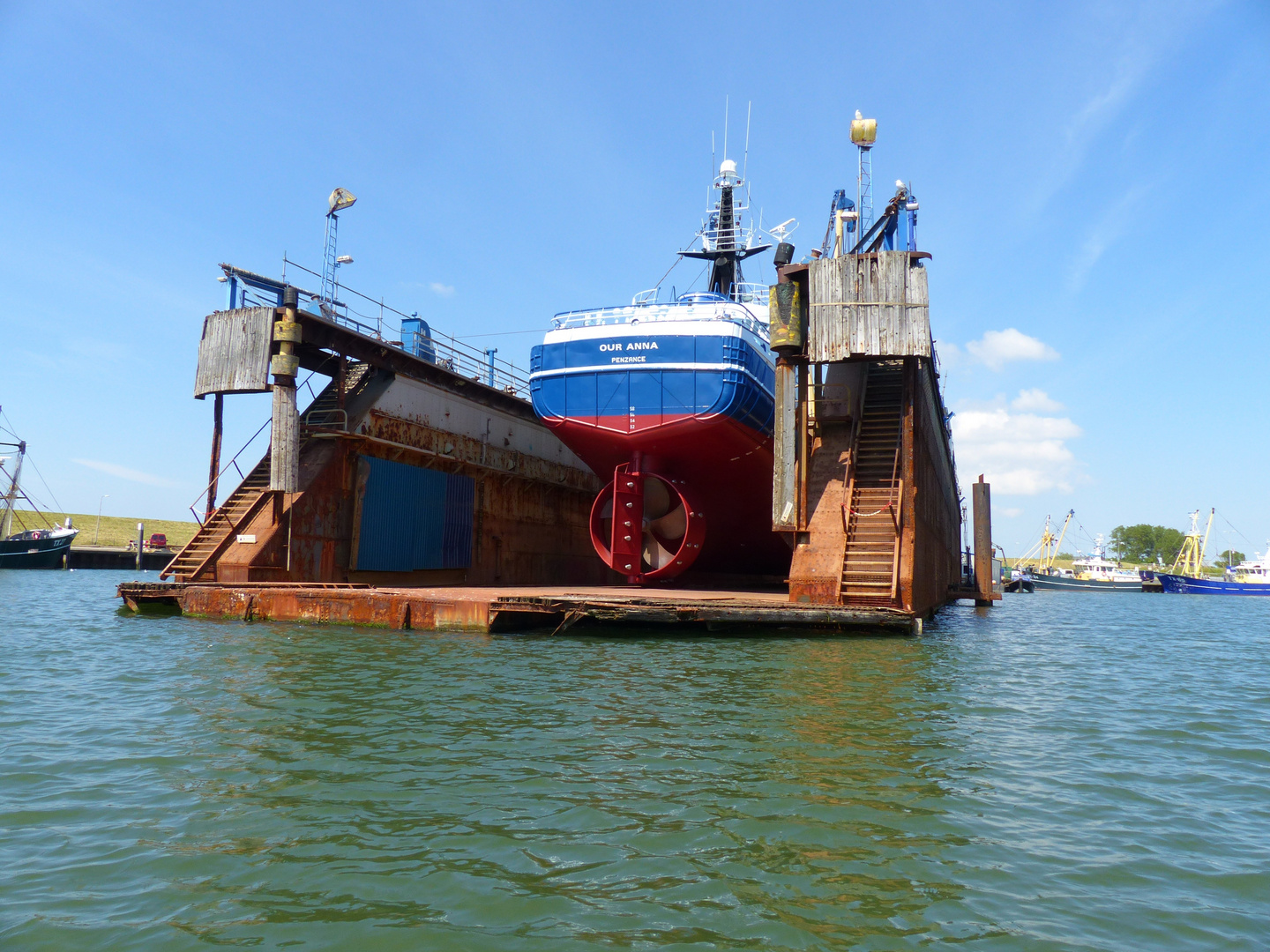 Fischer im Schwimmdock