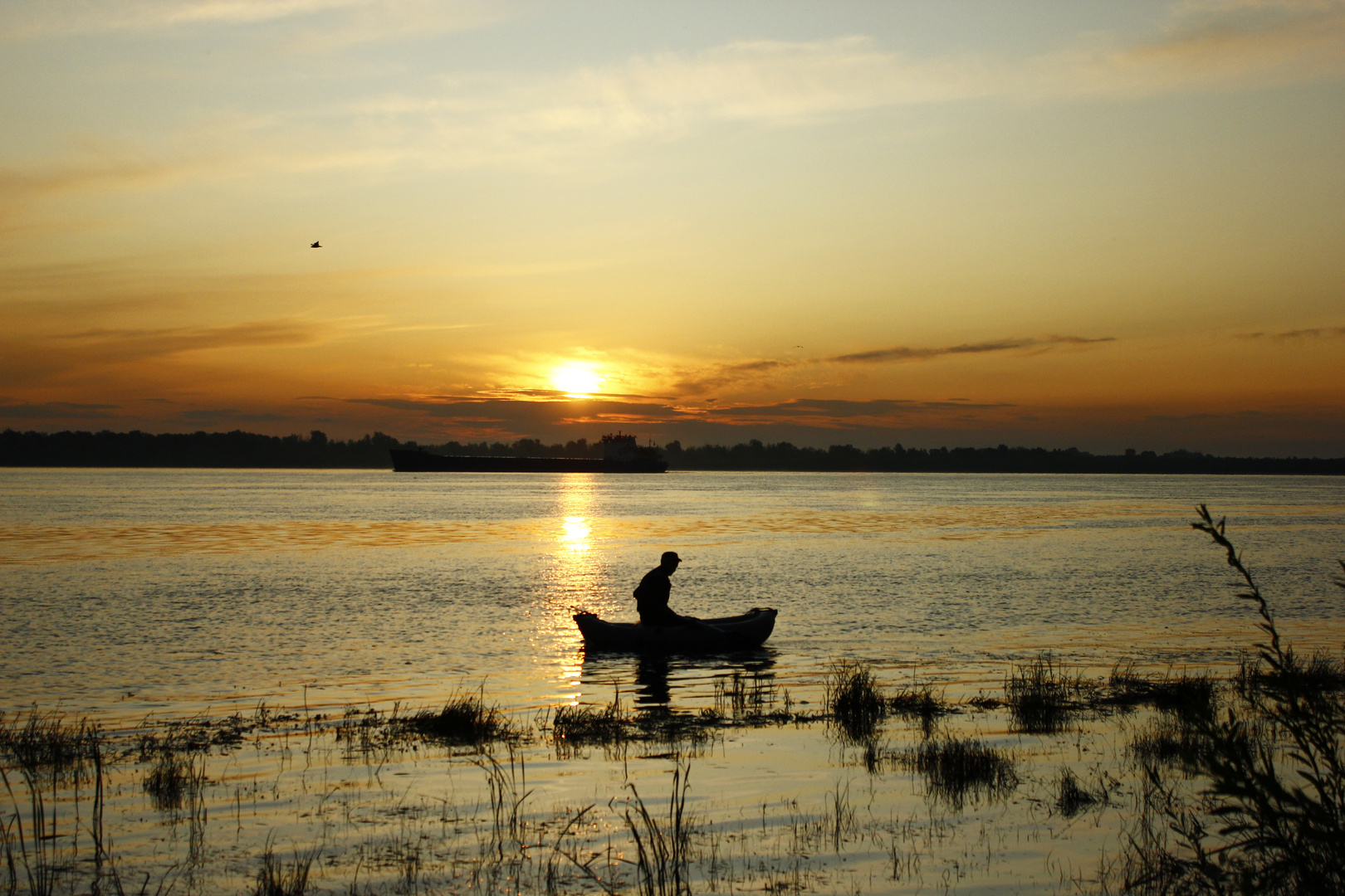 Fischer im Sonnenaufgang an der Wolga Foto &amp; Bild | europe, eastern ...