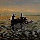 Fischer im traditionellen Boot vor der Insel Nosy Be nordwestlich von Madagaskar