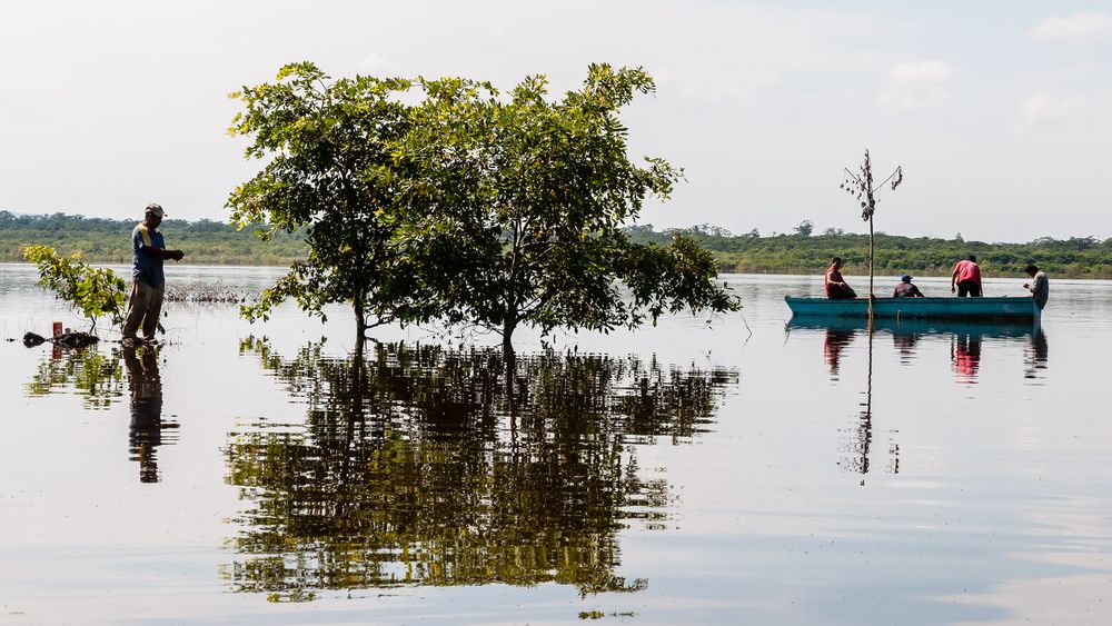 Fischer im Yaxha-See  -  Guatemala