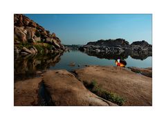 Fischer mit Korbboot bei Hampi