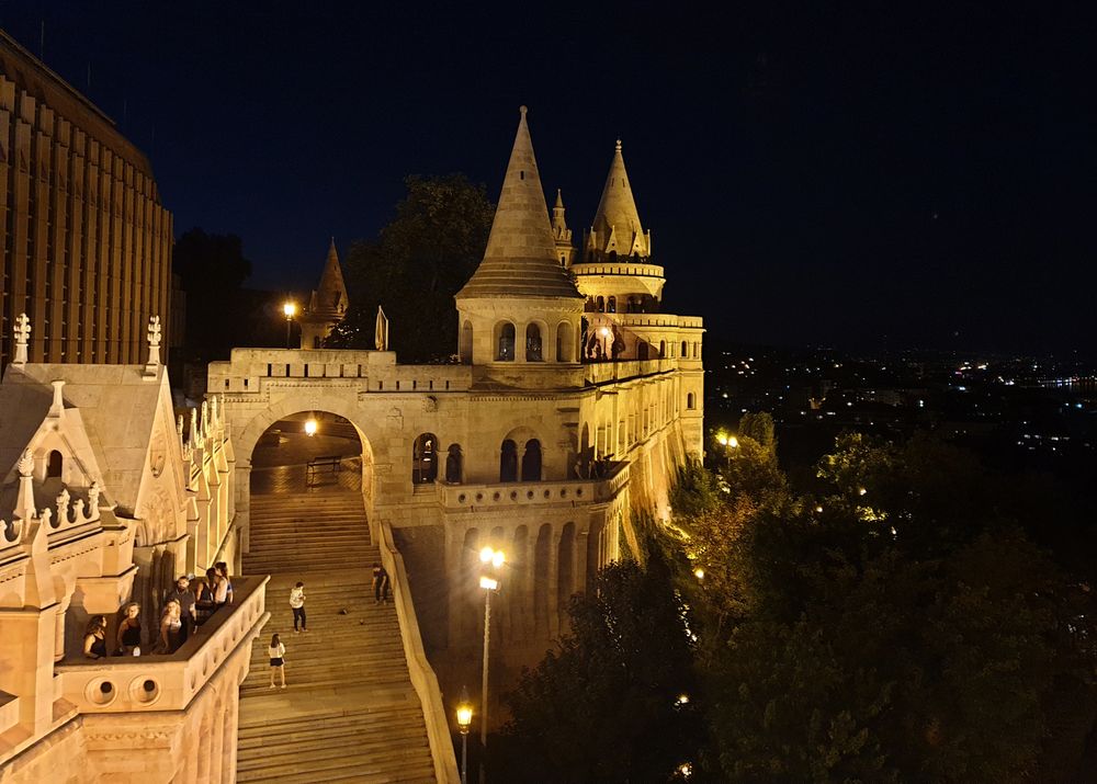 Fischerbastei bei Nacht