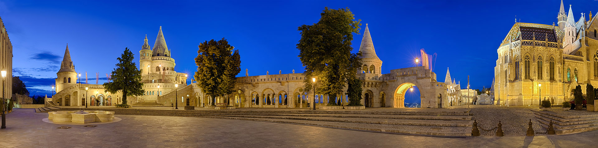 Fischerbastei Budapest Panorama beleuchtet