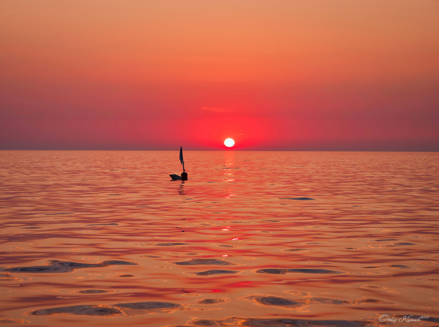 Fischerboje im Sonnenaufgang