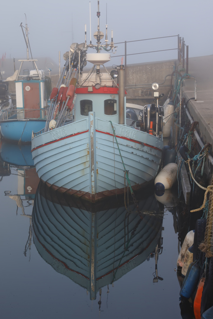 Fischerboot am Nebelmorgen