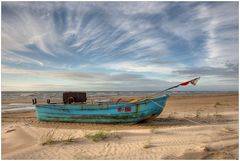 Fischerboot am Strand in Mazirbe