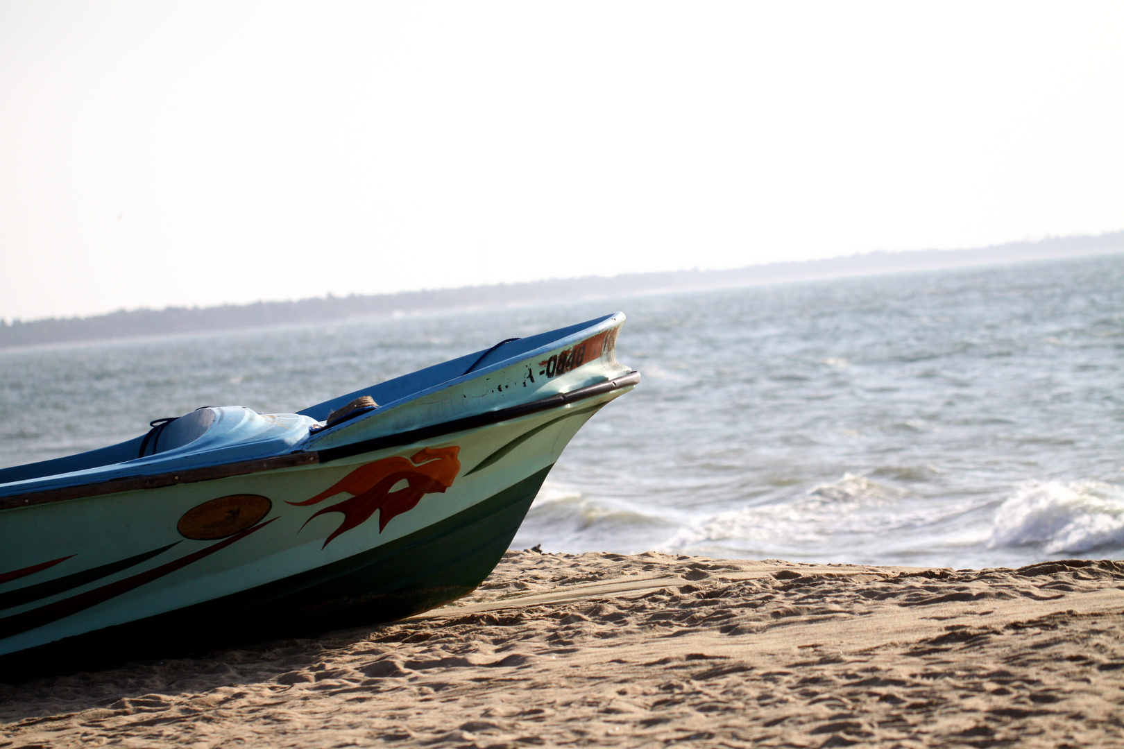 Fischerboot am Strand in Sri Lanka