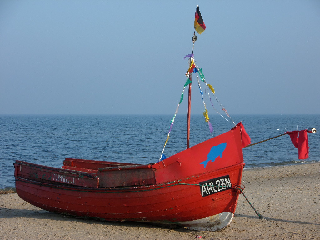 Fischerboot am Strand Ostsee