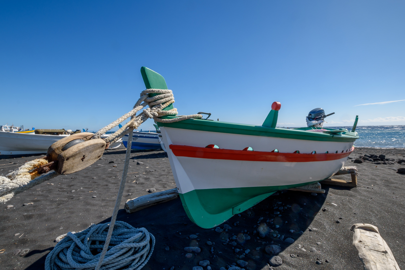 Fischerboot am Strand vom Stromboli