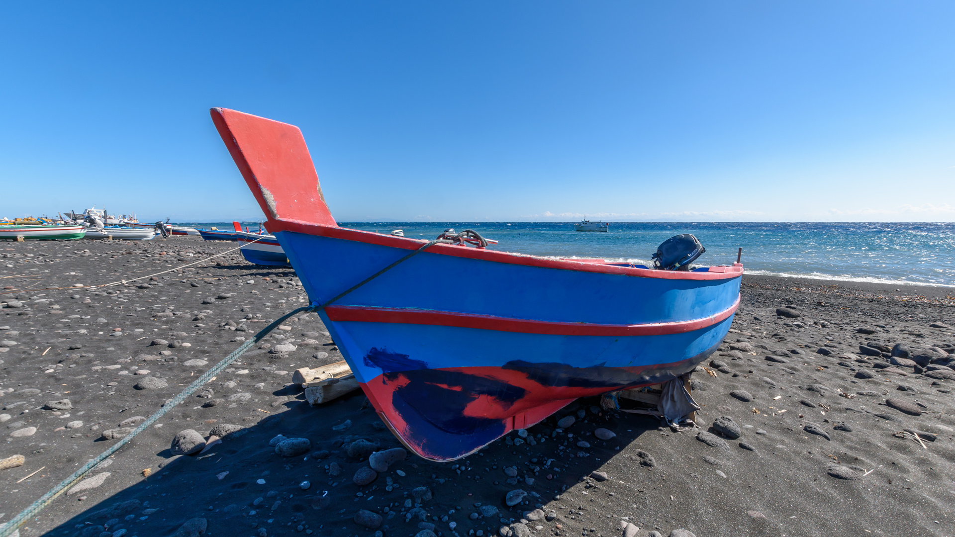 Fischerboot am Strand vom Stromboli