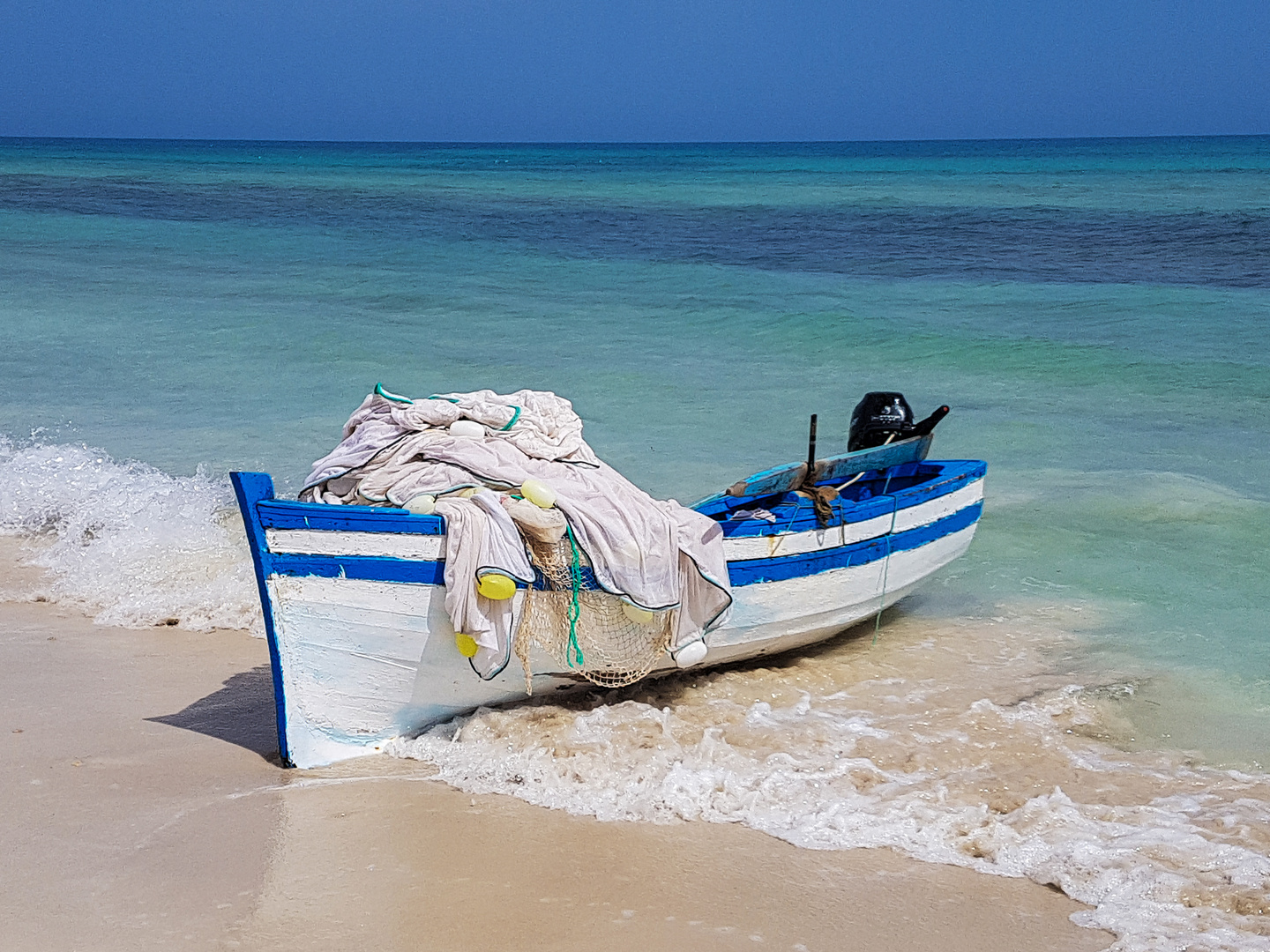 Fischerboot am Strand von Djerba