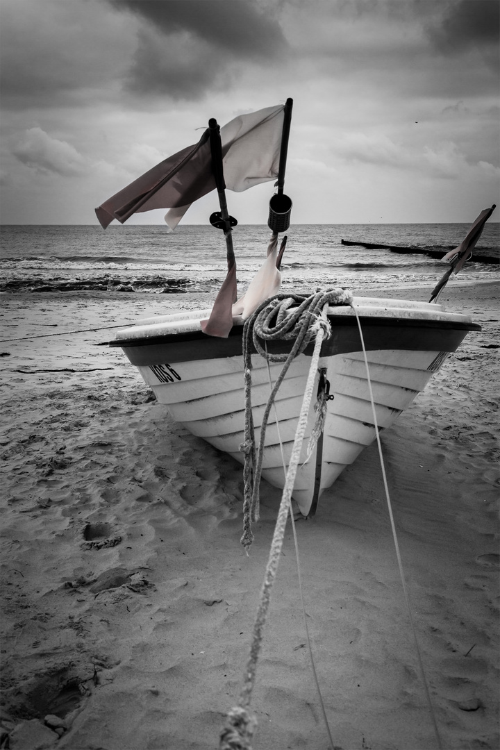 Fischerboot am Strand von Koserow auf der Insel Usedom