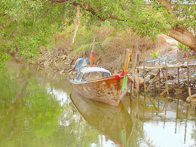 Fischerboot an einem Klong in Phuket