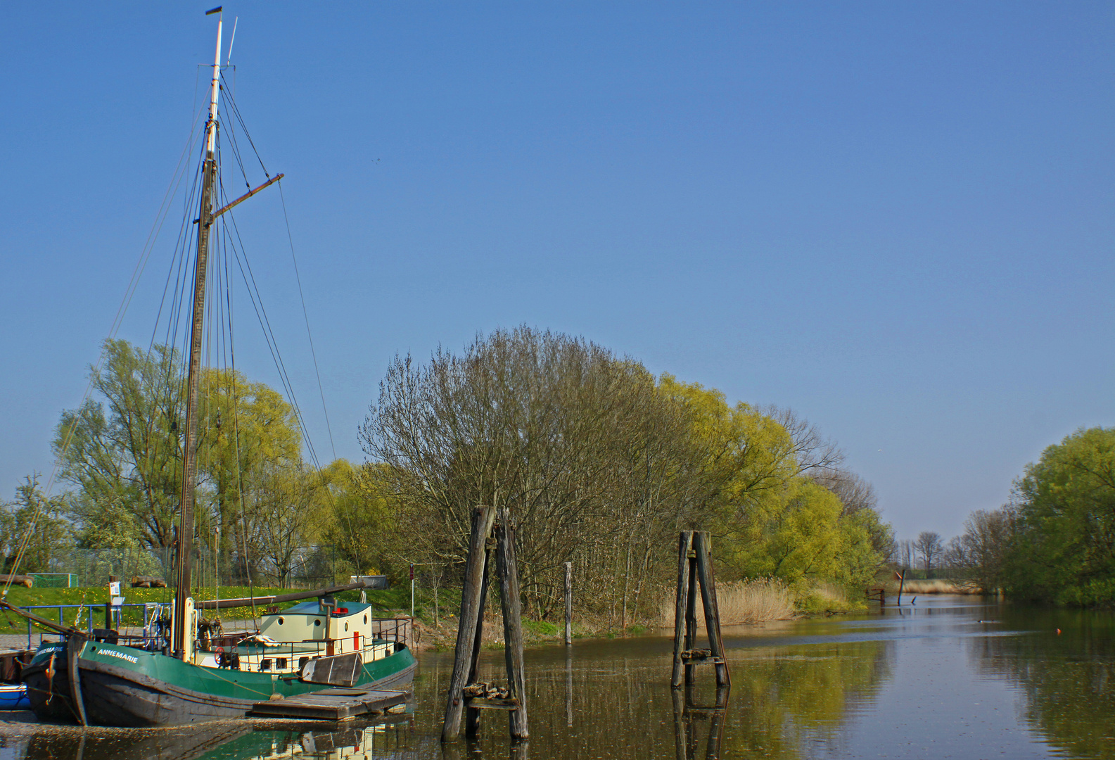 Fischerboot an einem Seitenarm der Elbe bei Jork