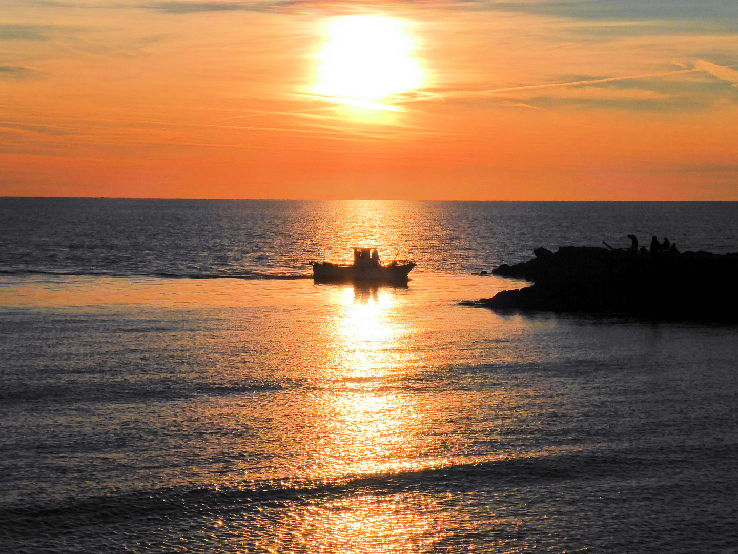 Fischerboot an einem winterlichen Abend am Mittelmeer