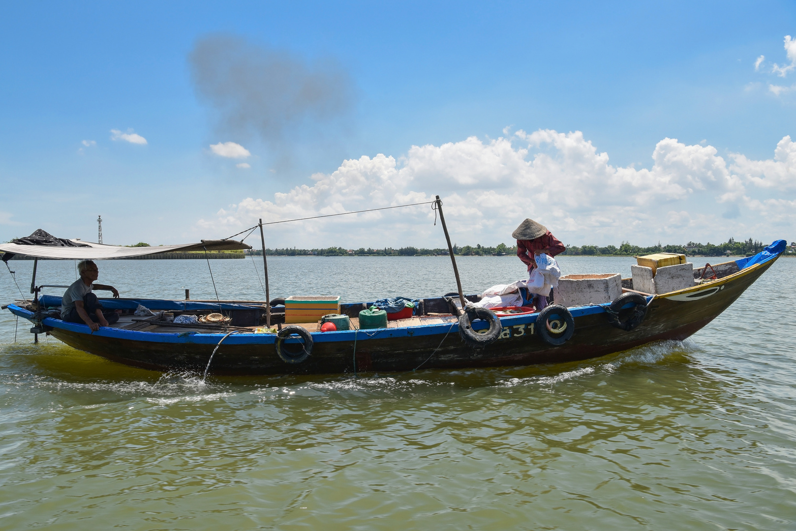 Fischerboot auf dem Fluss Thu Bon 01