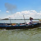 Fischerboot auf dem Fluss Thu Bon 01