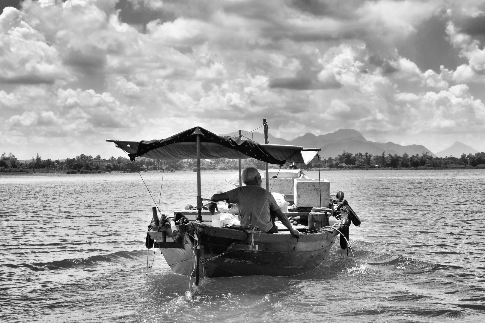 Fischerboot auf dem Fluss Thu Bon 02