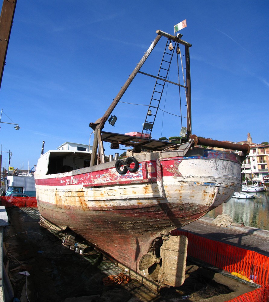 Fischerboot auf dem trockenen