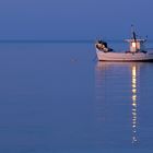 Fischerboot bei Sonnenuntergang