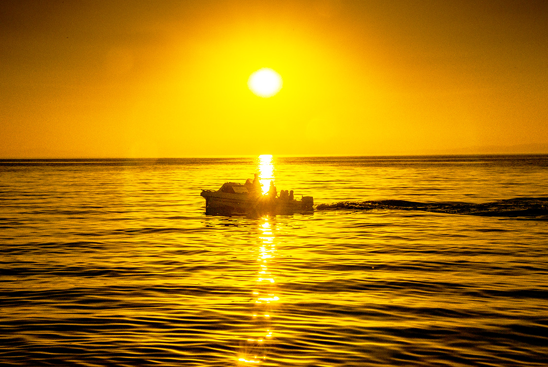 fischerboot beim sonnenuntergang