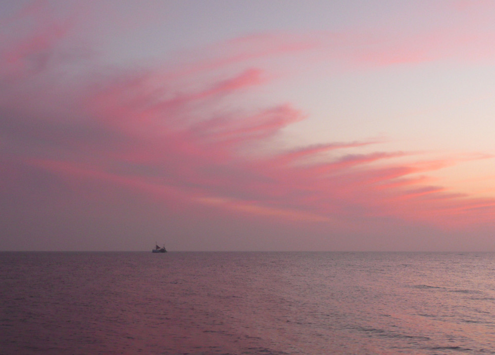 Fischerboot fährt in den Abend