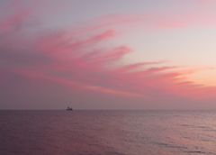 Fischerboot fährt in den Abend