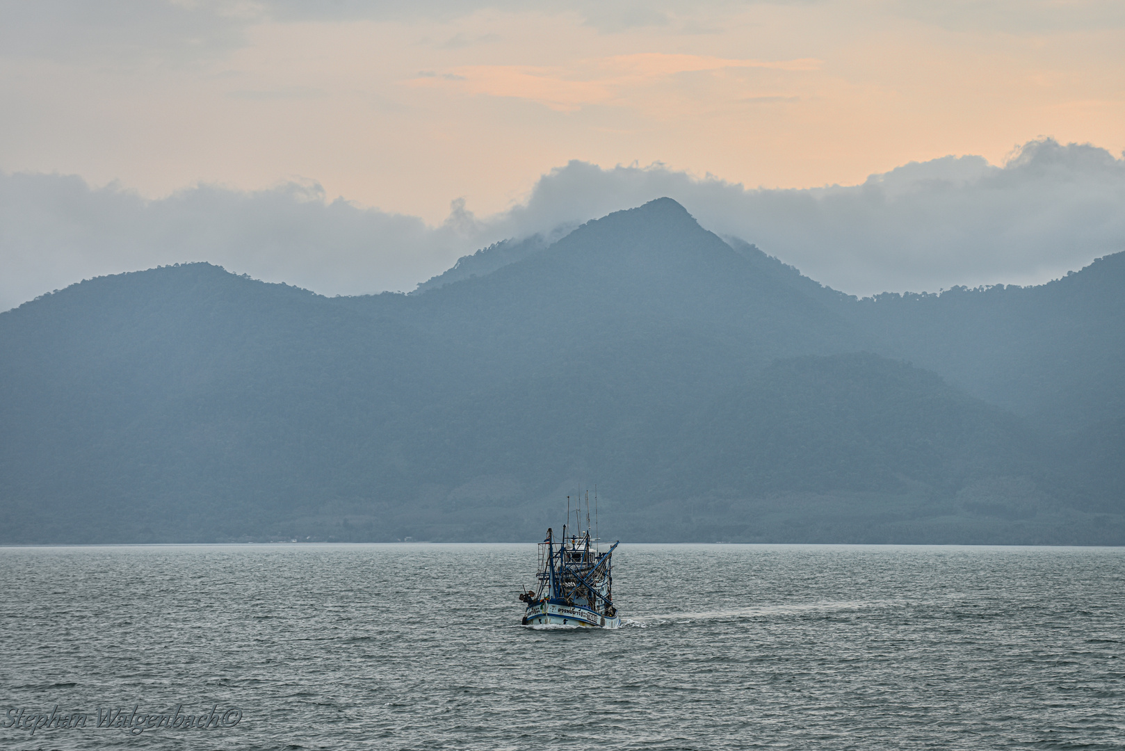 Fischerboot fährt von Koh Chang zum Festland