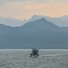 Fischerboot fährt von Koh Chang zum Festland