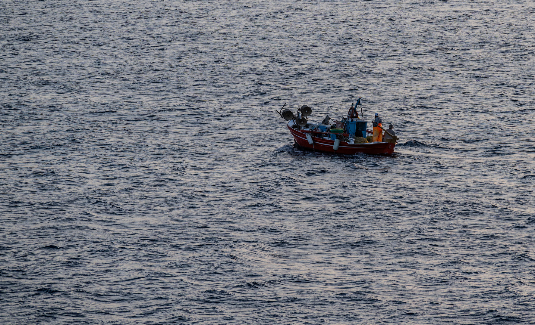 Fischerboot im Abendlicht