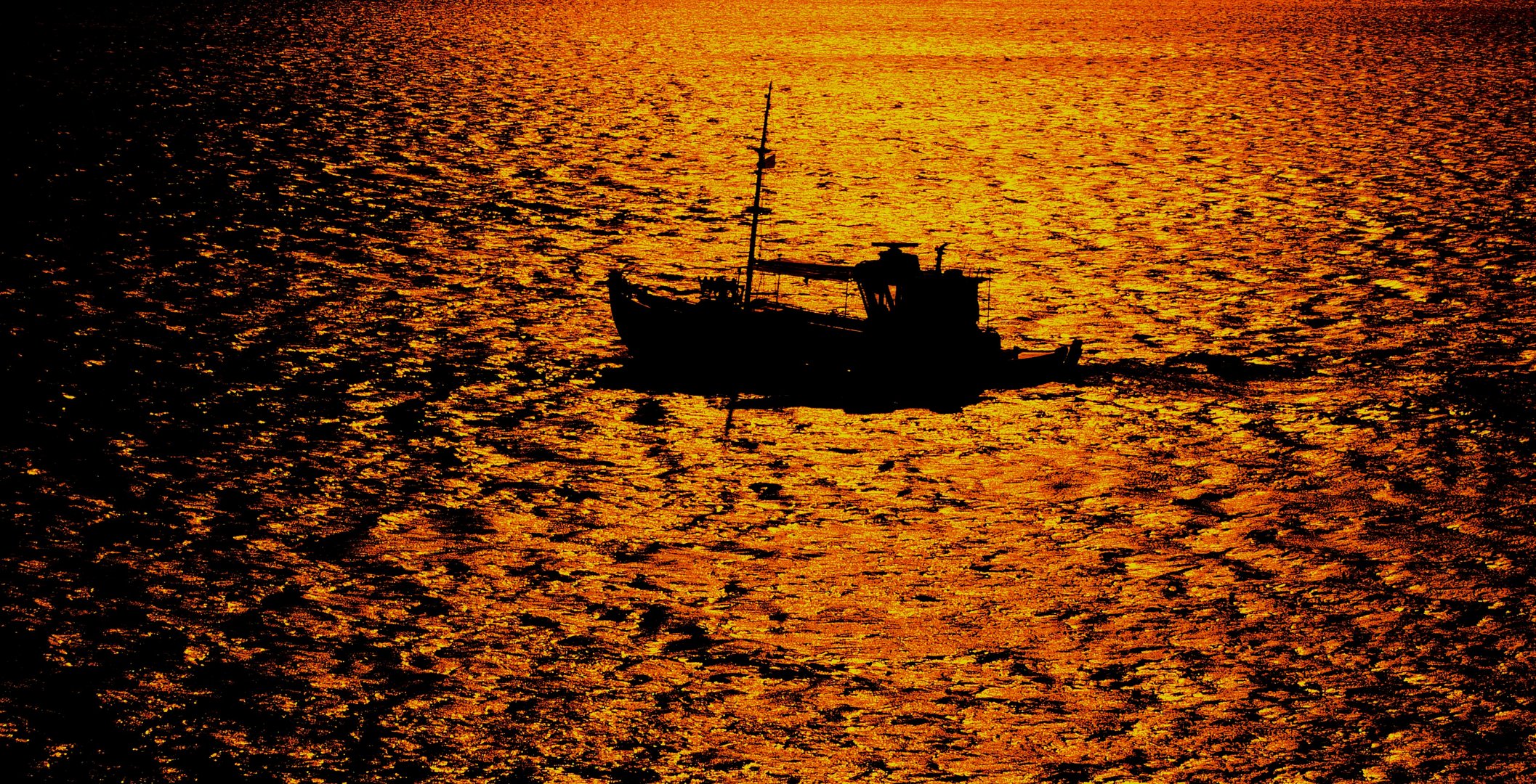 Fischerboot im Abendlicht