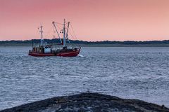 Fischerboot im Abendrot