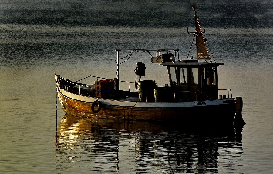 Fischerboot im beginnenden Sonnenuntergang...