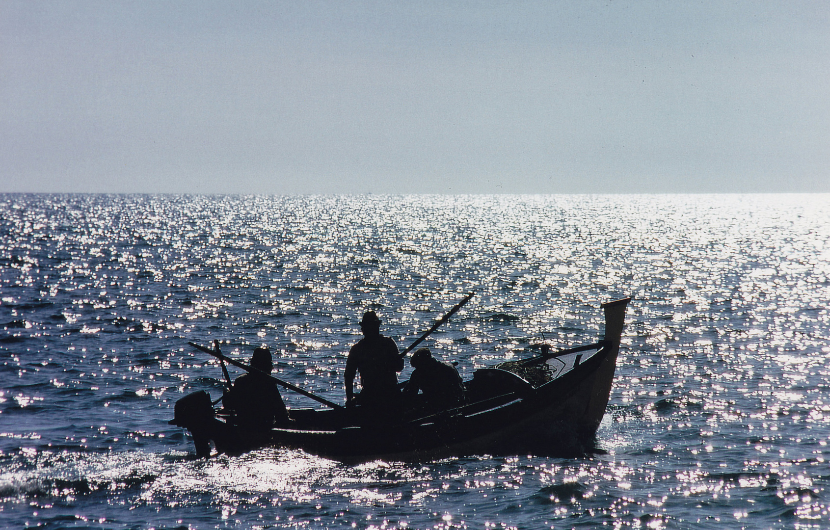 Fischerboot im Gegenlicht II