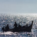 Fischerboot im Gegenlicht II