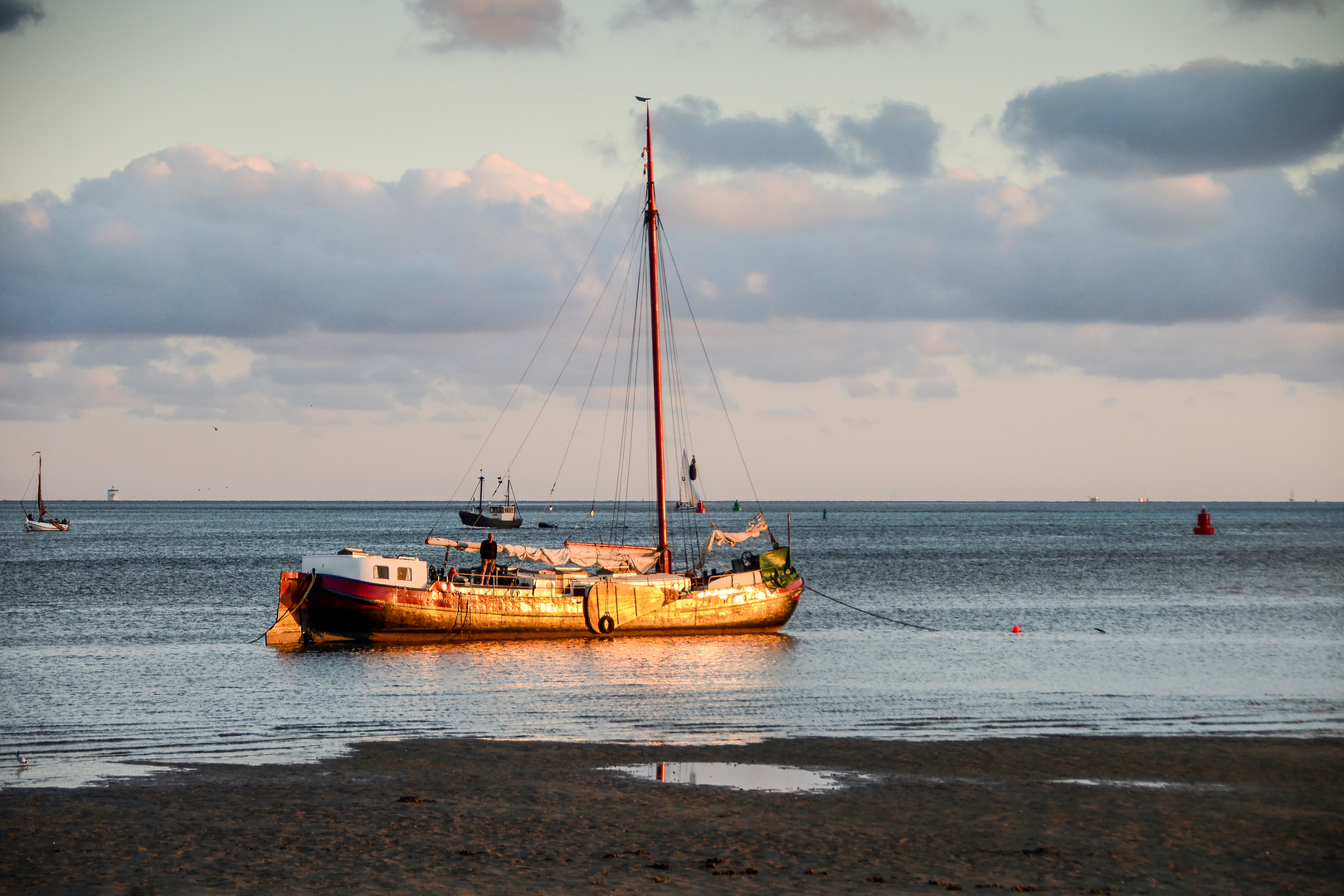 Fischerboot im goldenen Abendlicht