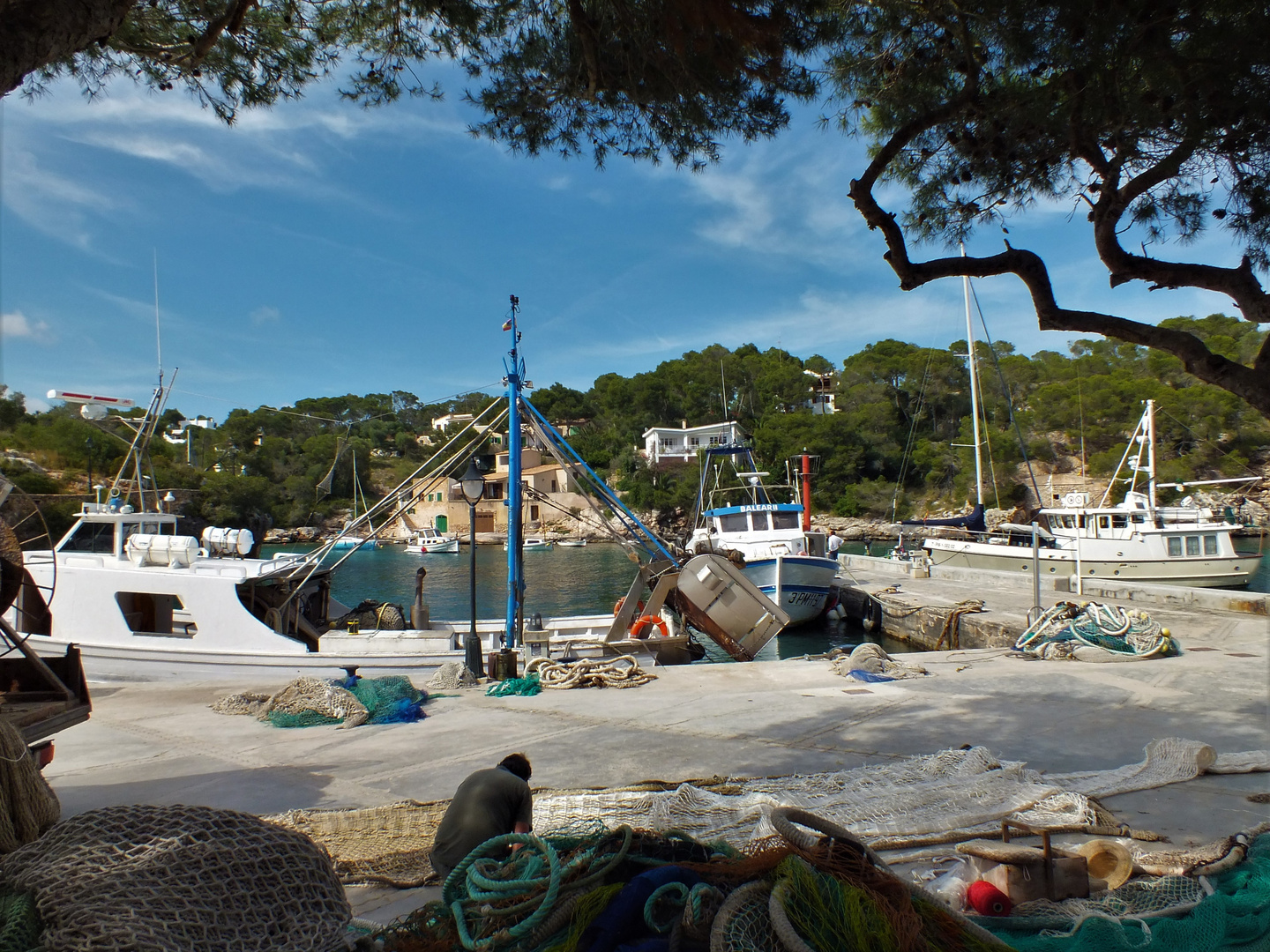 Fischerboot im Hafen von Cala Figuera