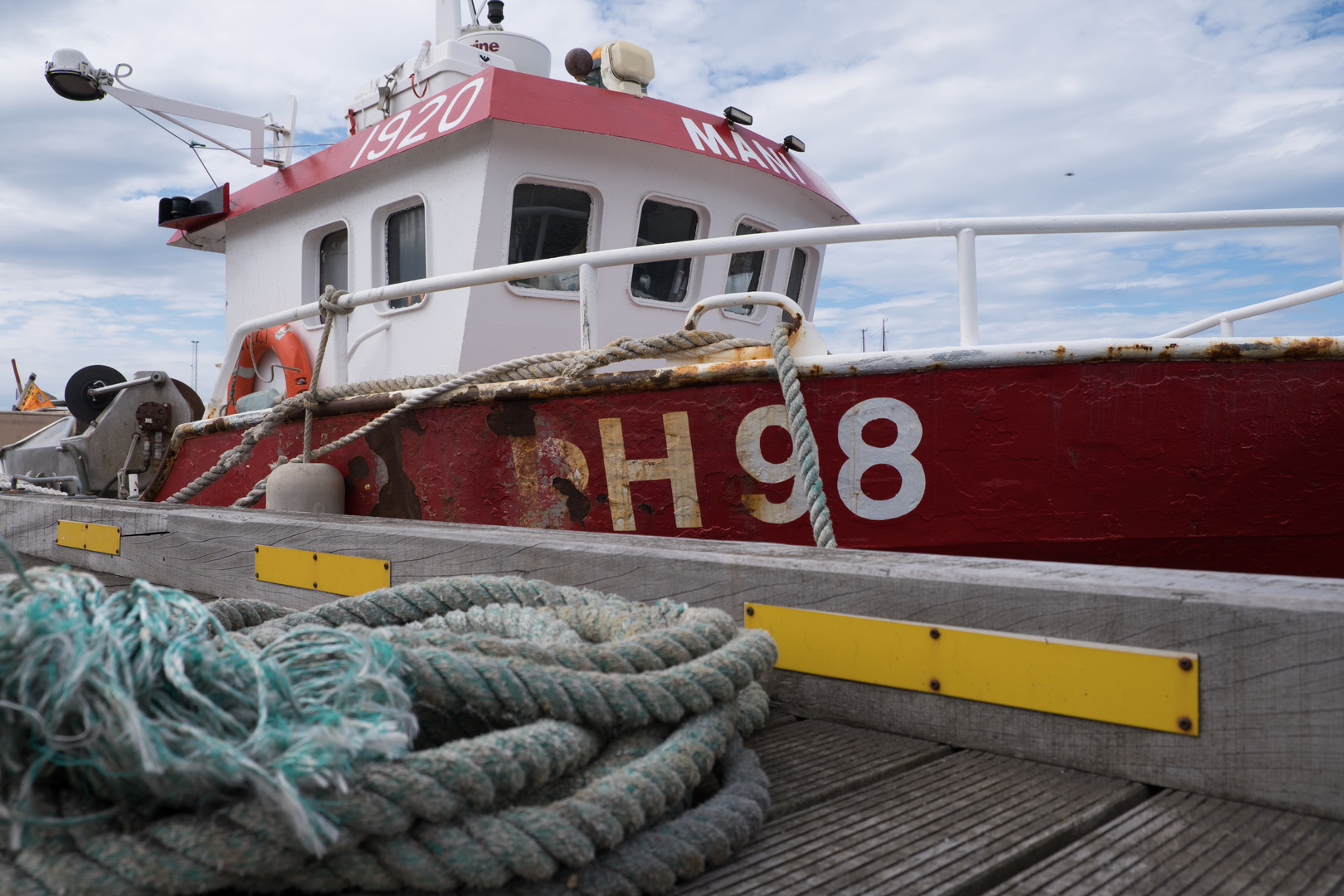 Fischerboot im Hafen von Husavik