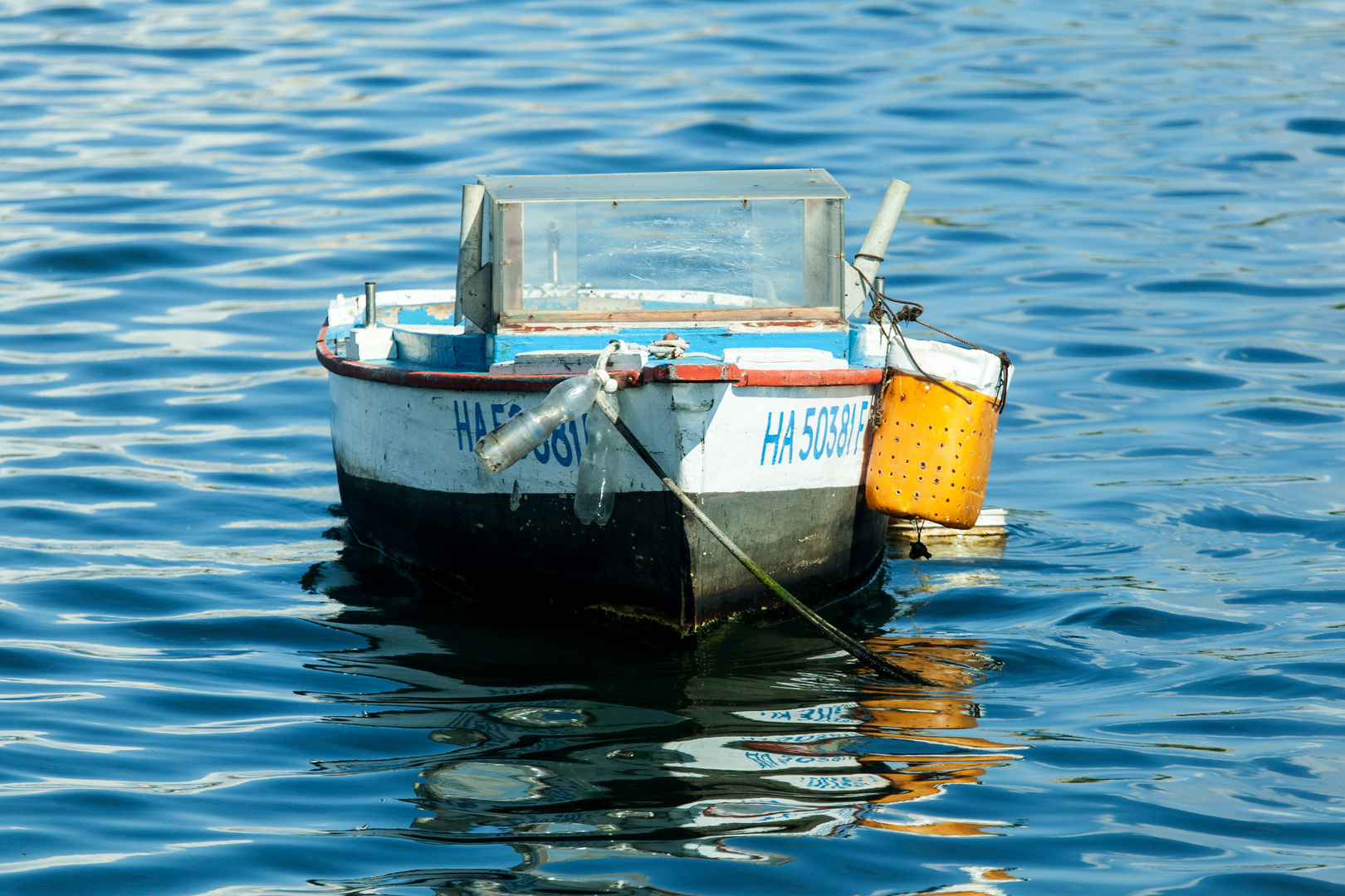 Fischerboot im Hafen von Kuba