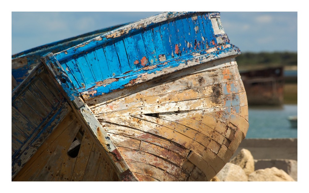 Fischerboot im kleinen Hafen